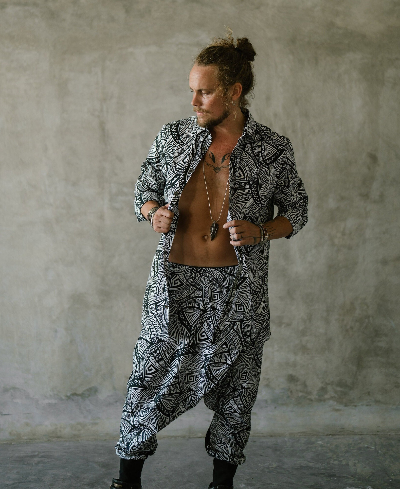 Men's Sacred Geometry Pattern Buttonup Shirt: Black &