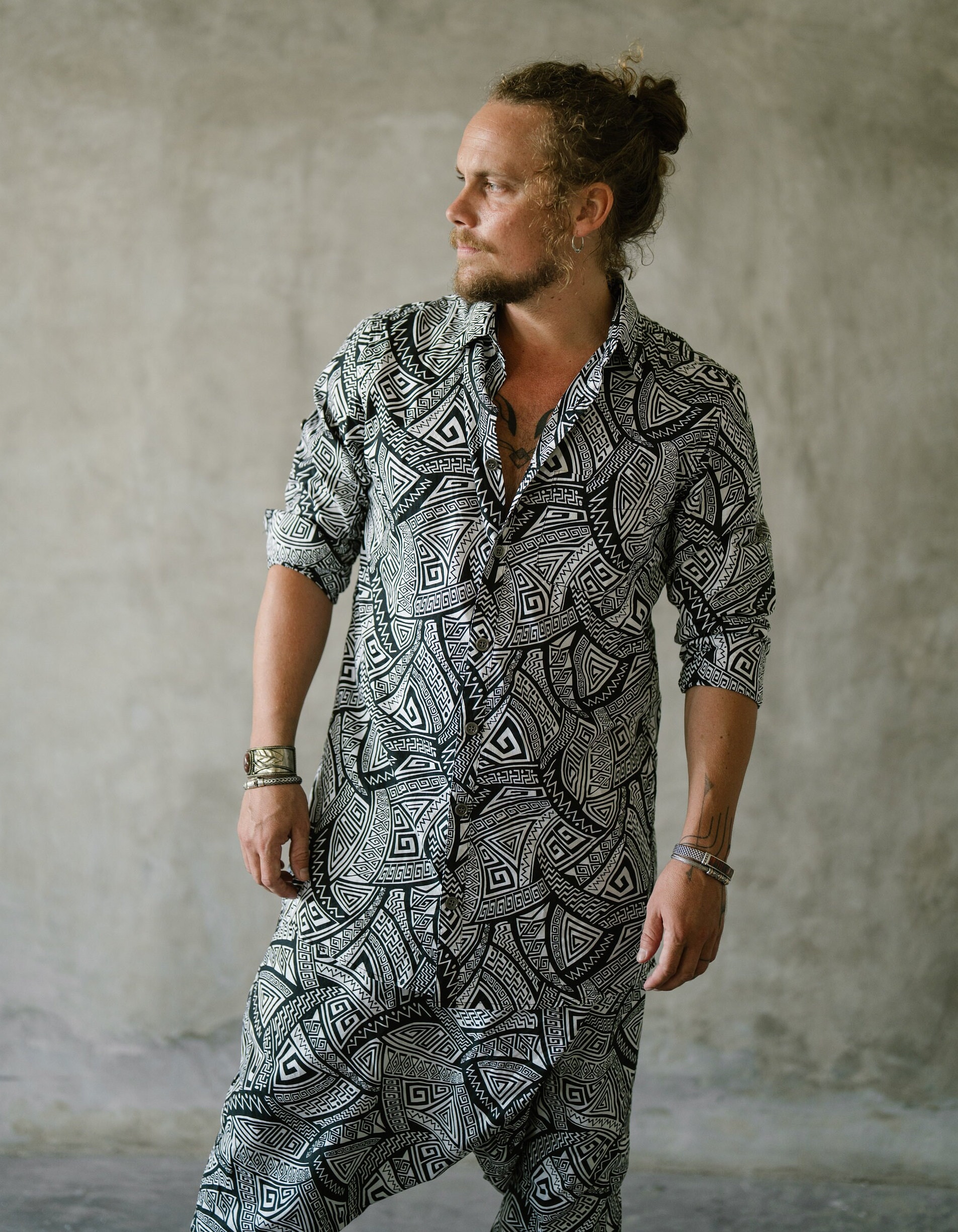 Men's Sacred Geometry Pattern Buttonup Shirt: Black &