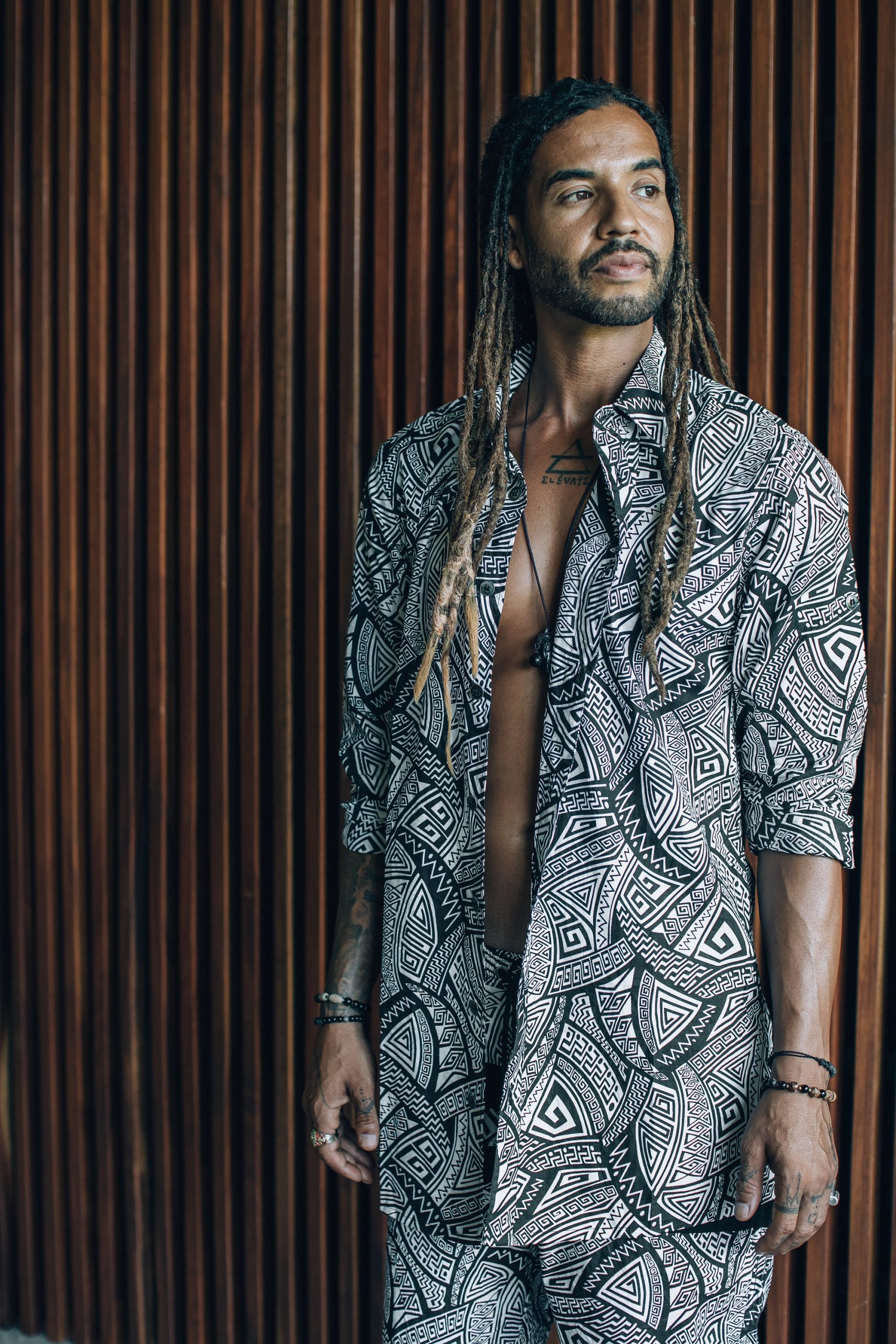 Men's Sacred Geometry Pattern Buttonup Shirt: Black &