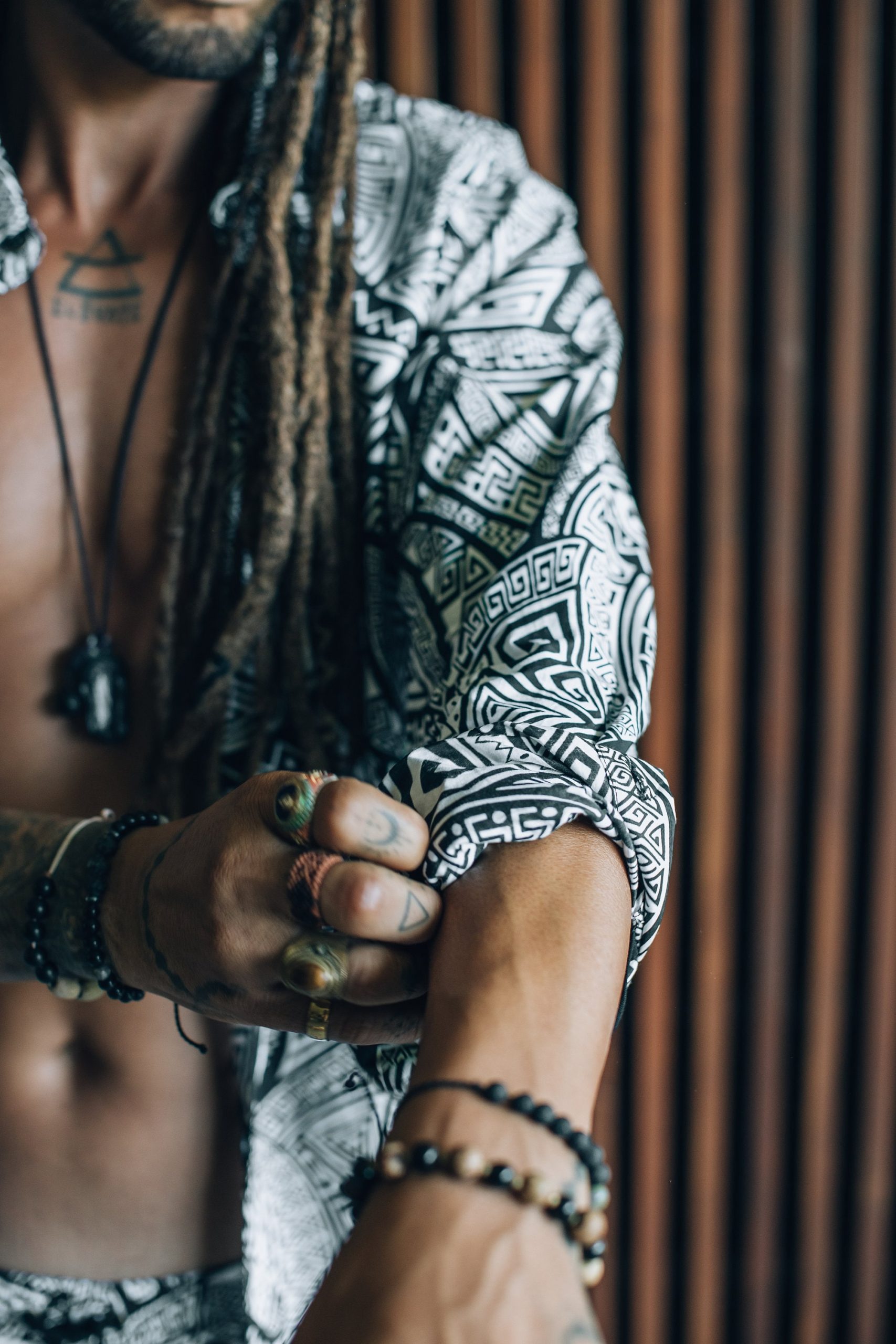 Men's Sacred Geometry Pattern Buttonup Shirt: Black &